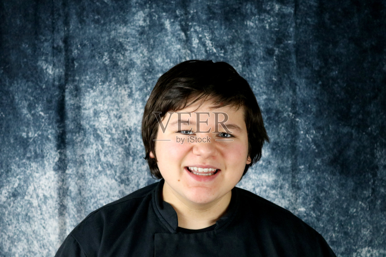 年轻人的快乐表情在蓝色的石磨背景照片摄影图片