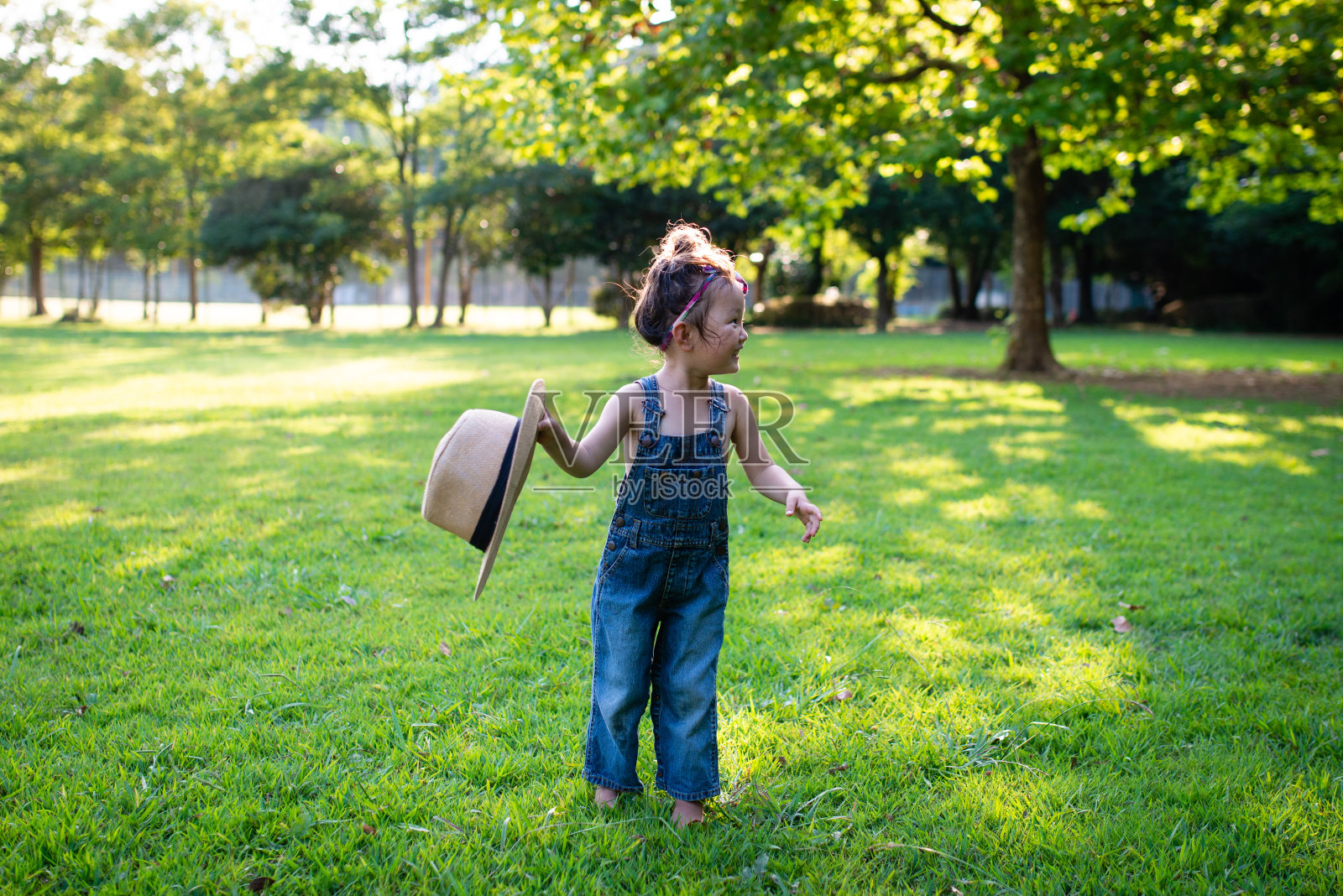 小女孩在草坪上玩耍照片摄影图片