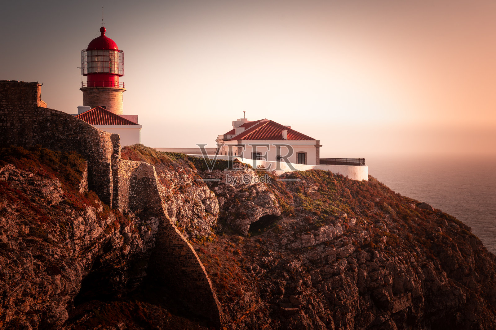 位于葡萄牙阿尔加维地区西南角的圣维森特角周围的红色峭壁。照片摄影图片