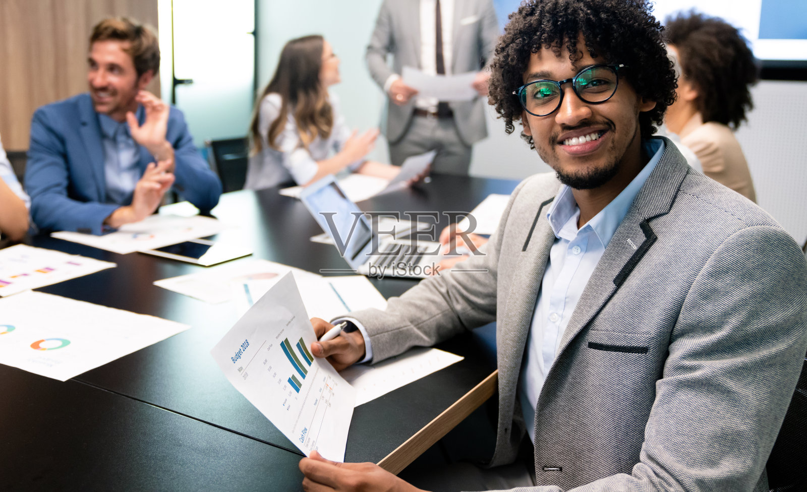 愉快的不同的业务同事会议，在现代的办公室工作照片摄影图片