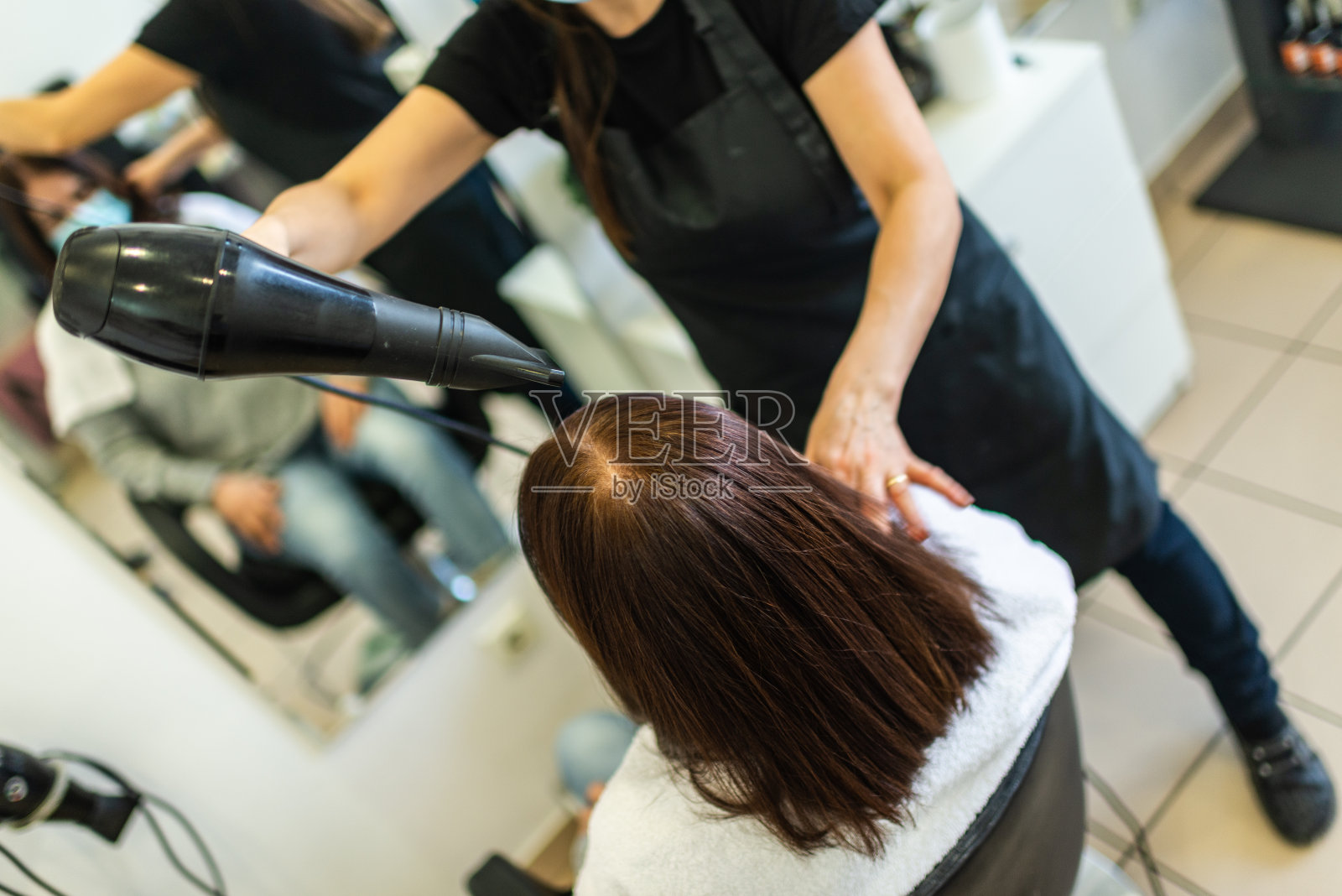 冠状病毒大流行期间佩戴口罩的发型师照片摄影图片