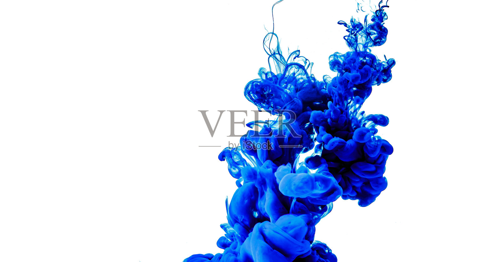 蓝色墨水抽象背景孤立在白色背景上。照片摄影图片