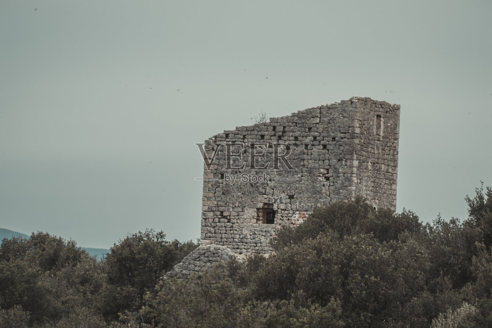 克罗地亚Kožino附近一座小山上的中世纪圣巴图尔堡遗址照片摄影图片