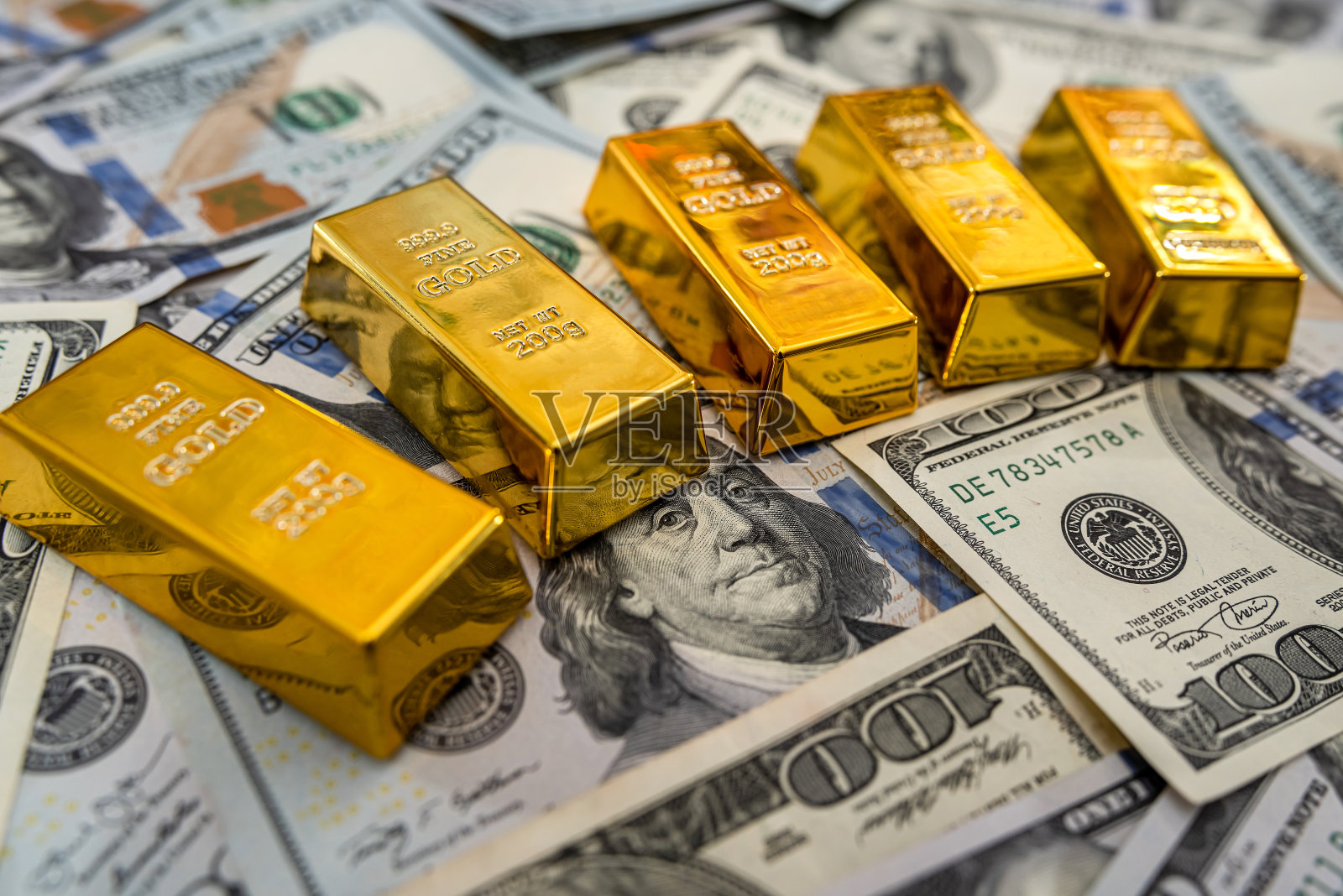 100张新美元钞票上的金条照片摄影图片