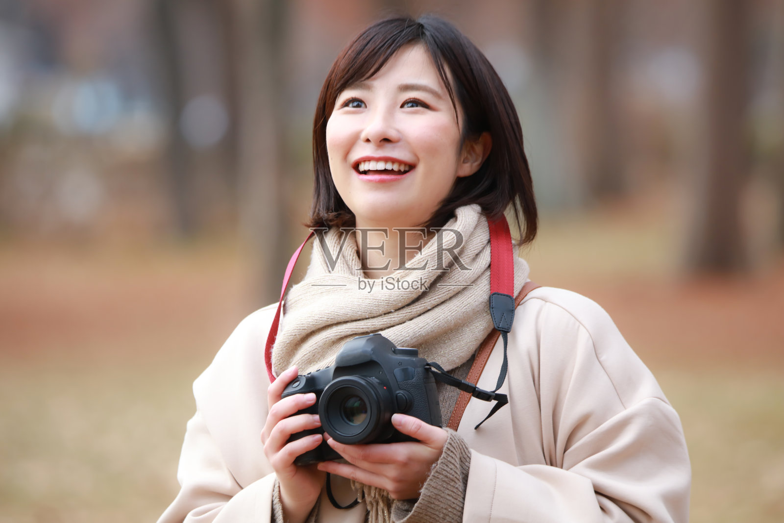 女人在拍照照片摄影图片