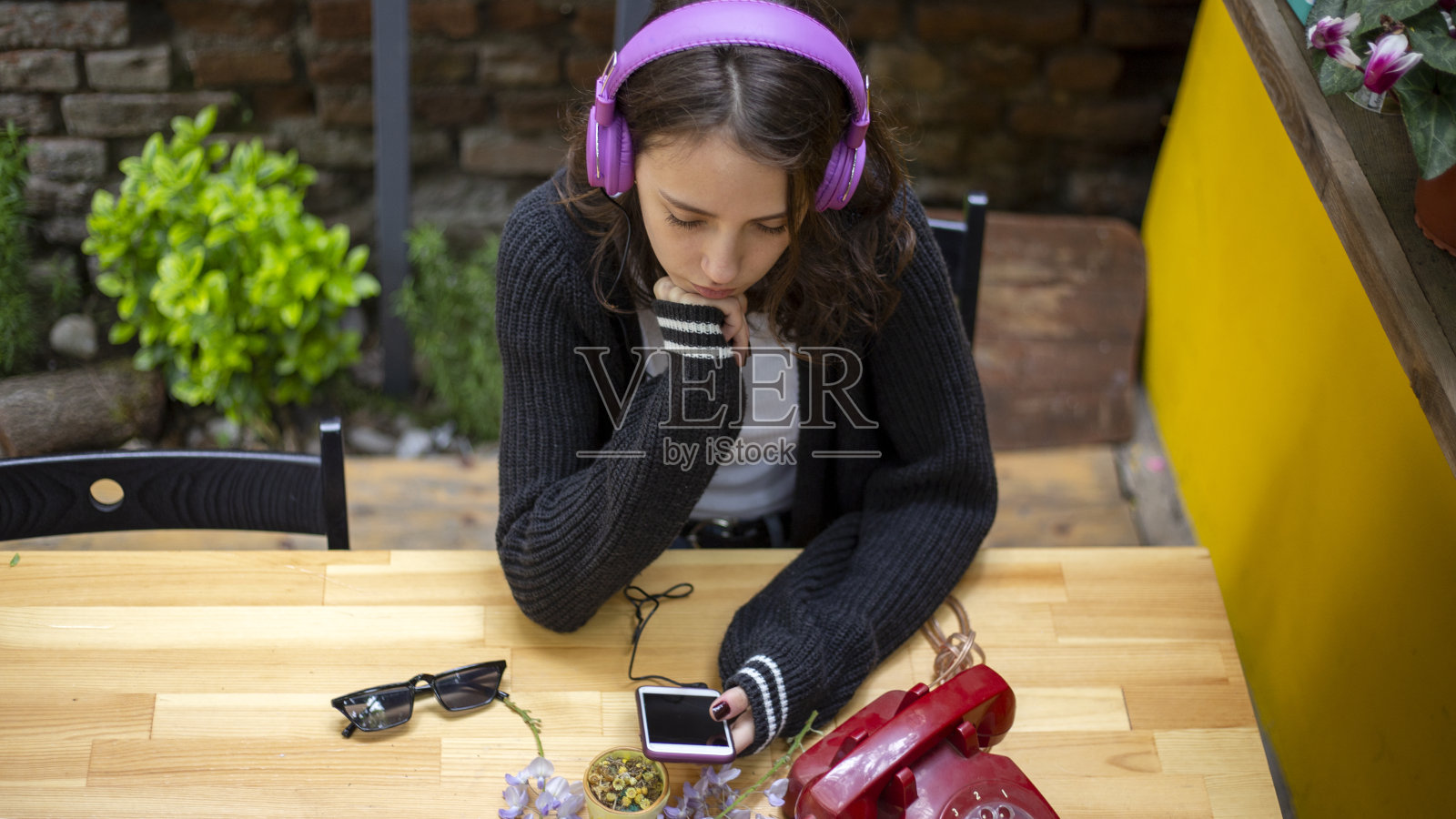 听音乐。照片摄影图片