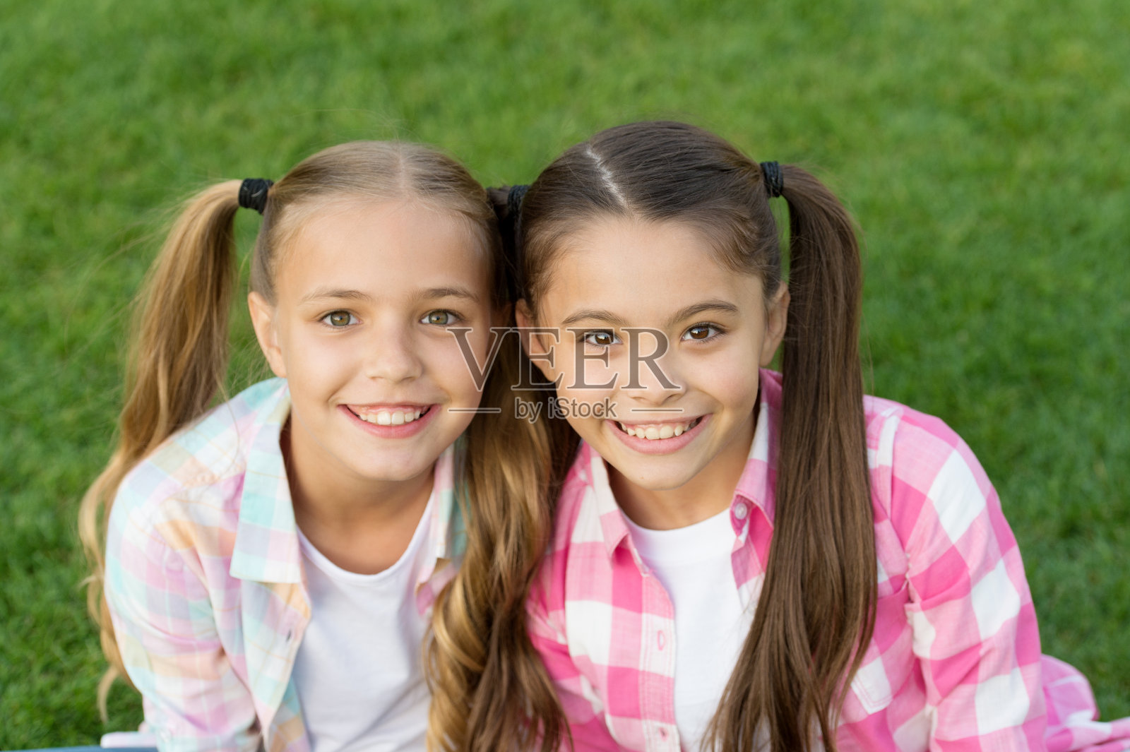 美是任何能带来快乐的东西。美丽的小女孩。快乐的孩子长着长长的辫子。美容院。美发沙龙。时尚和美丽。护发和护肤产品。做美丽的自己照片摄影图片