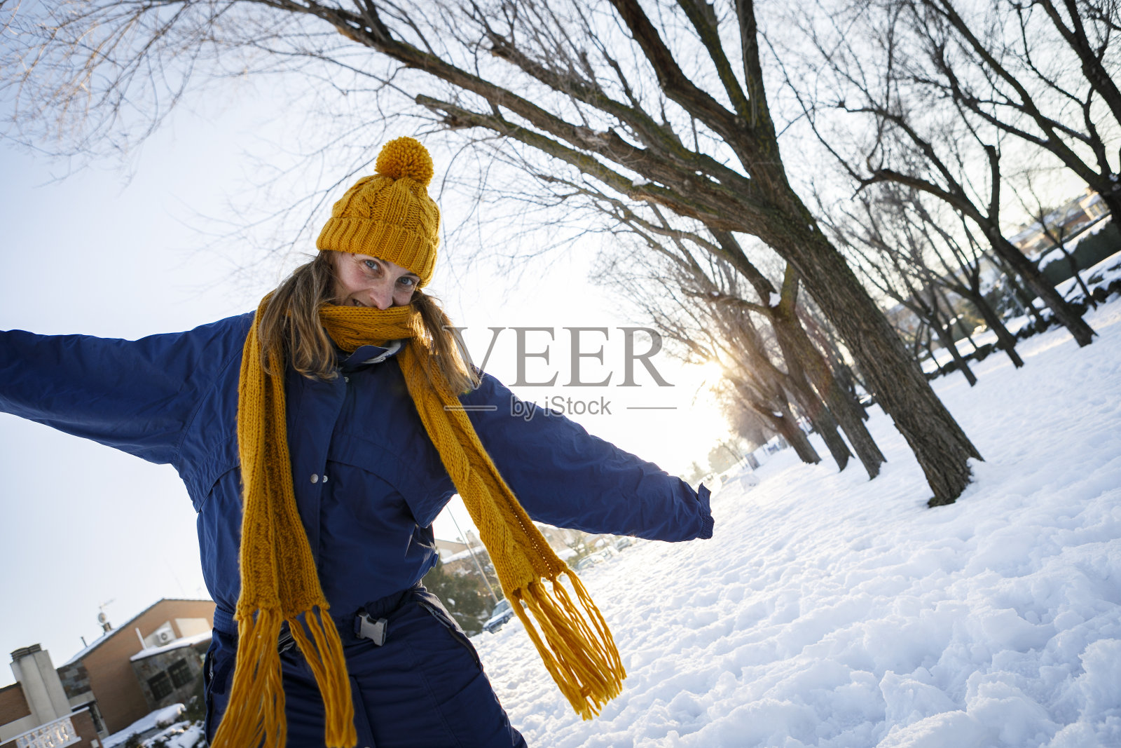 快乐女孩在雪中跳跃照片摄影图片