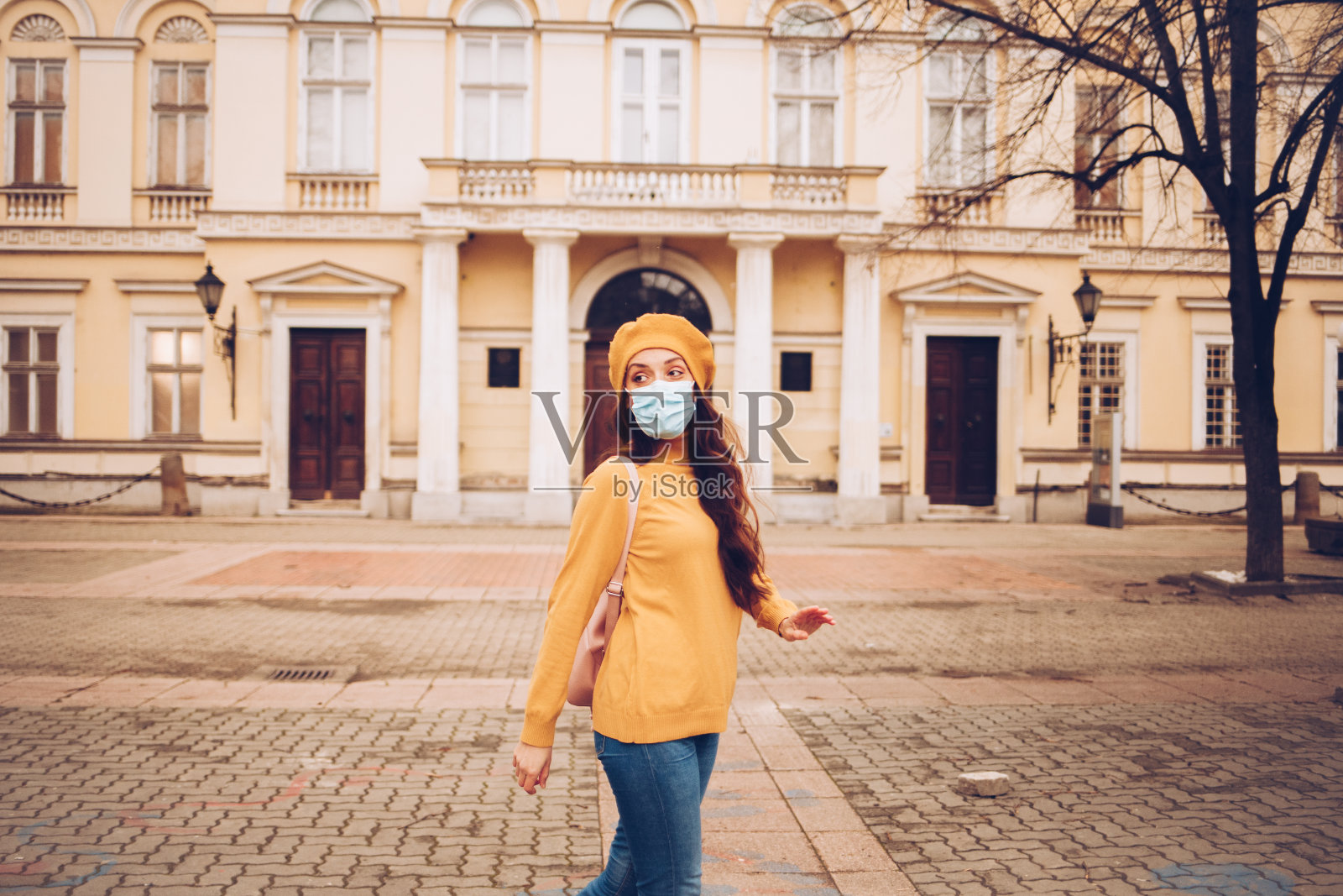 流行病期间戴口罩的年轻妇女照片摄影图片