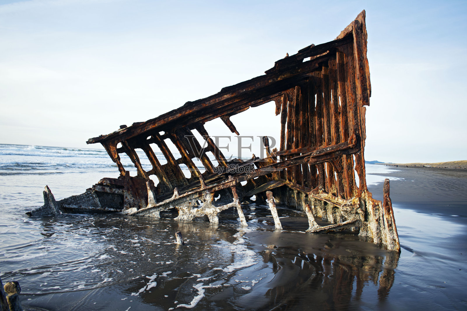 沉船上的阳光照片摄影图片