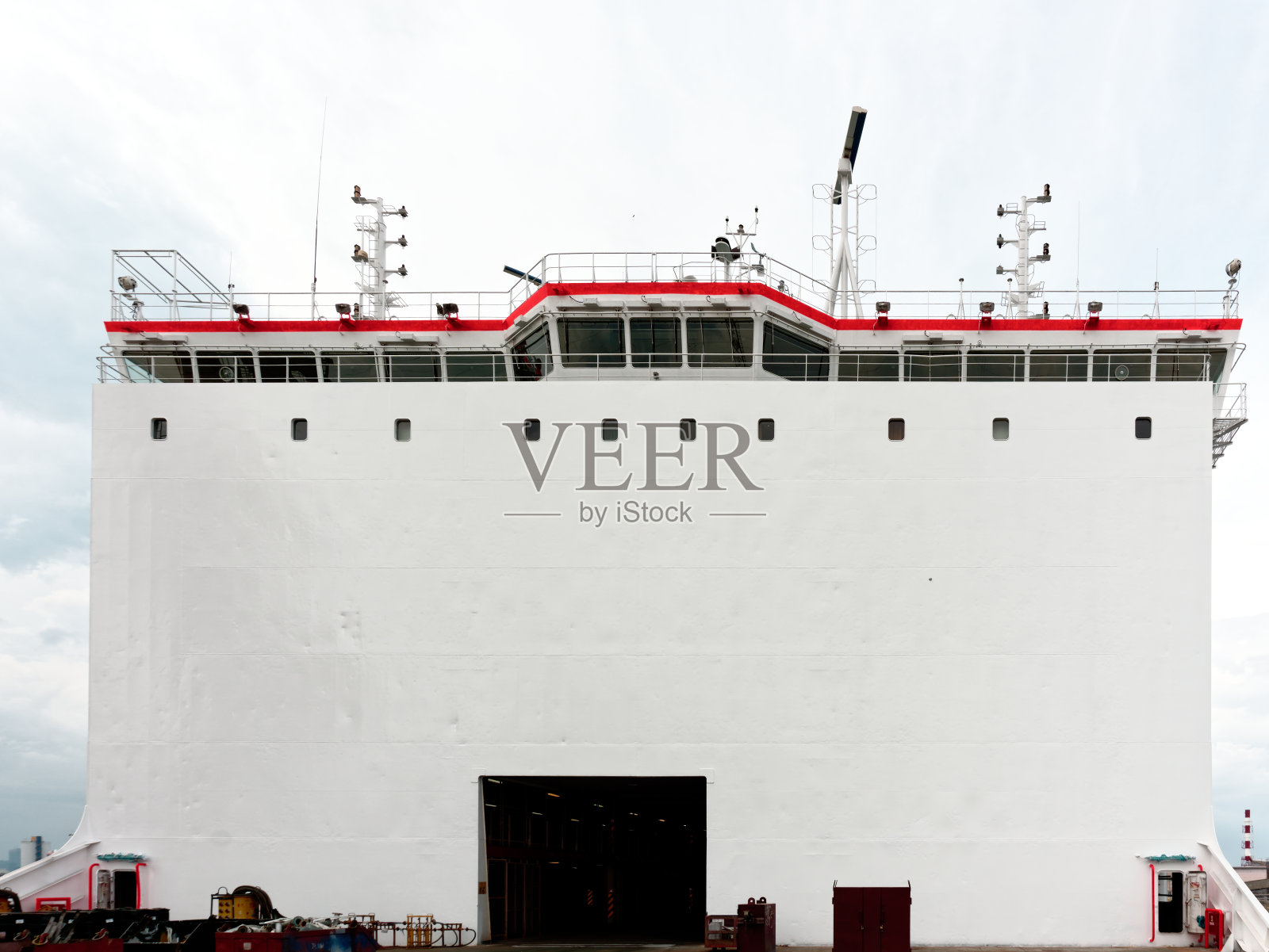 现代干船坞滚装船的桥照片摄影图片