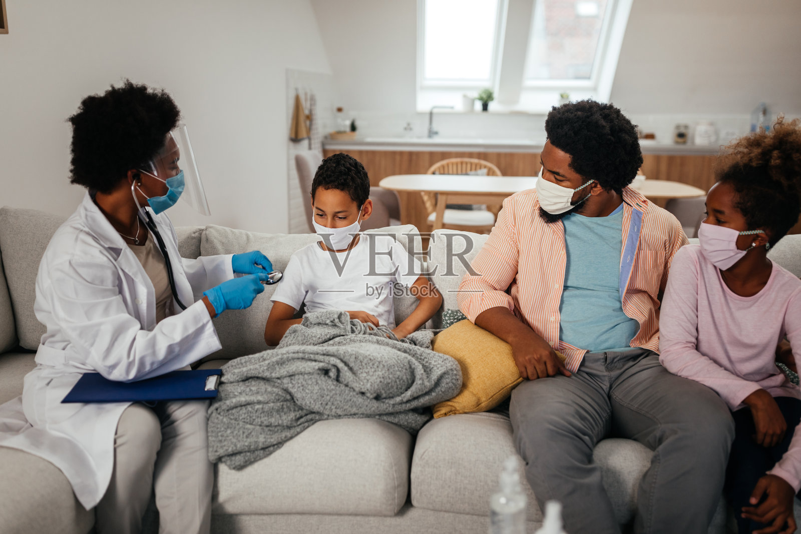 医疗保健工作者在检查期间进行家访照片摄影图片