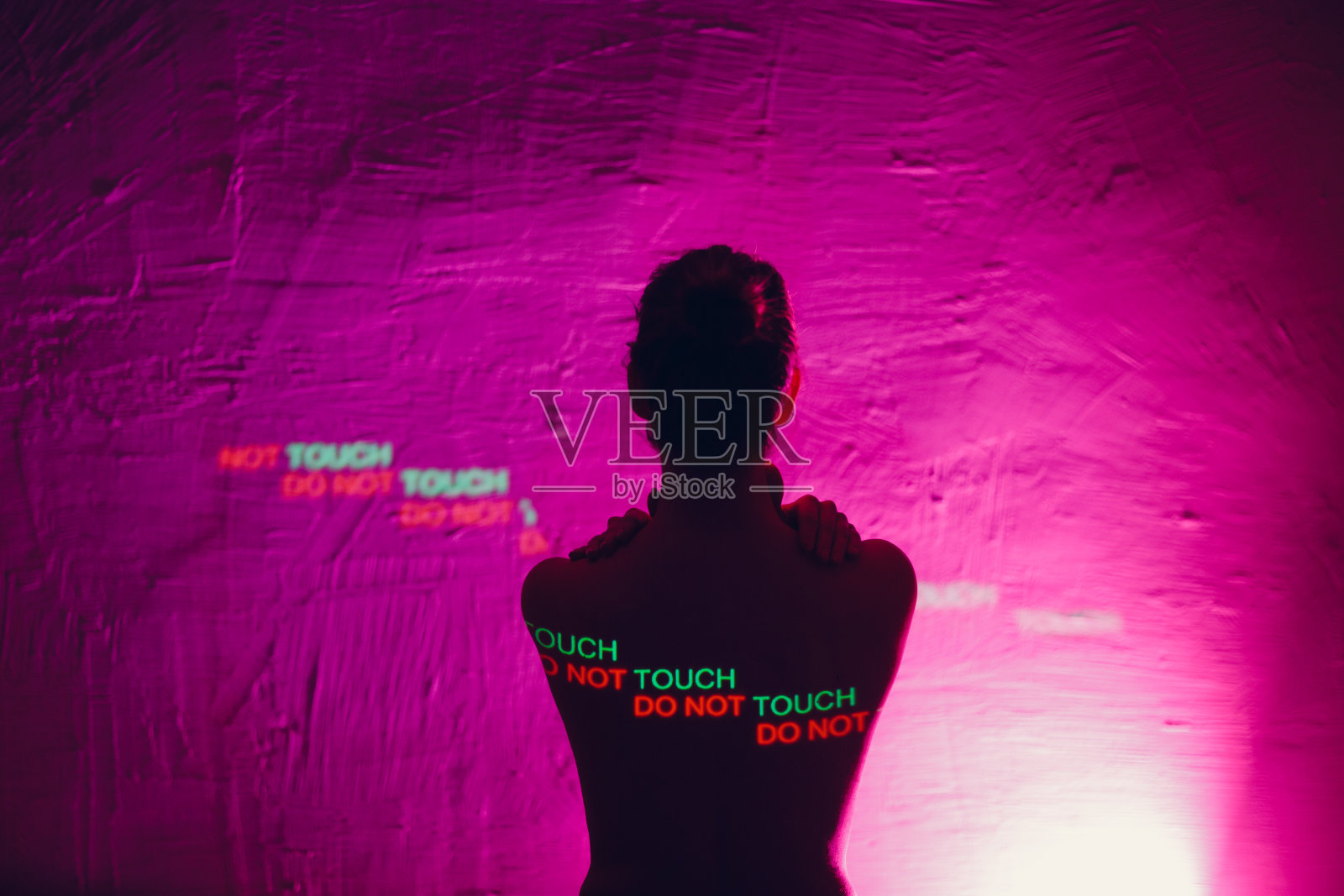 年轻女子身上写着“请勿触摸”字样，性骚扰概念照片摄影图片
