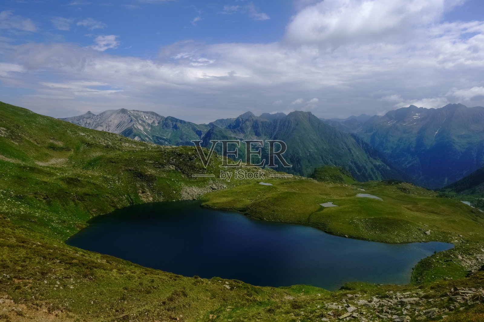 美丽的蓝山湖在绿色的山丘和小池塘照片摄影图片