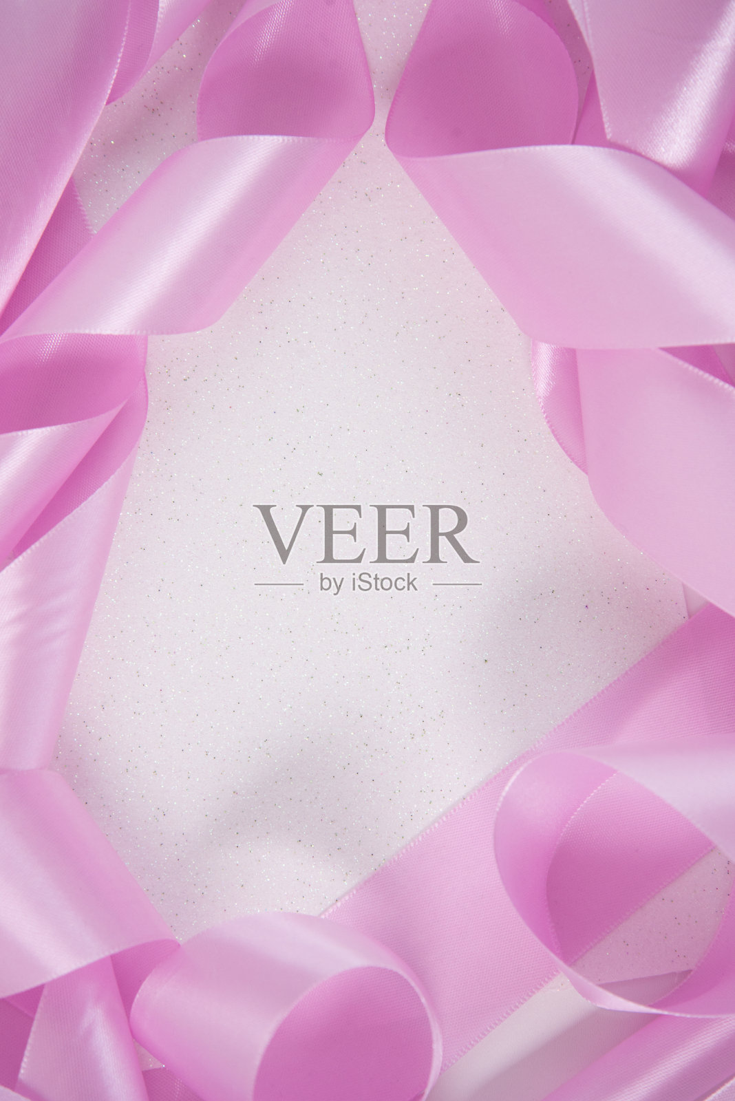 圣诞花环和丝带特写。白色闪亮的背景，文字空间。新年和圣诞节的背景和纹理照片摄影图片