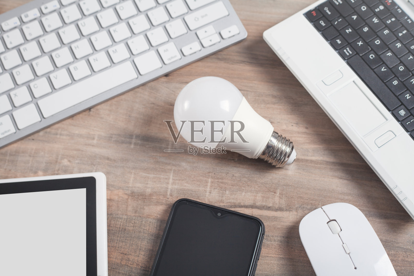 商务桌上的灯泡。照片摄影图片