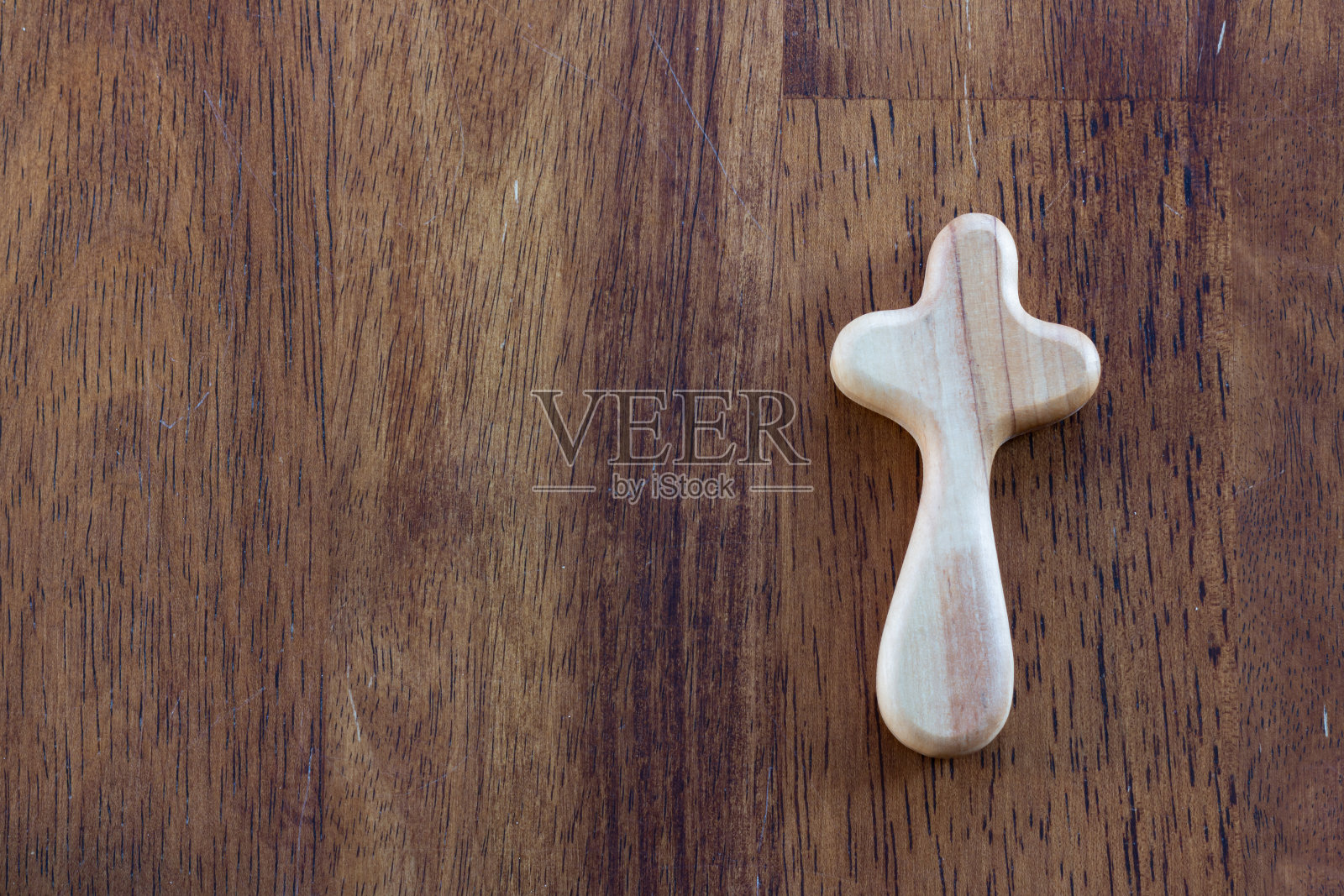 木材交叉在深色木材背景与复制空间照片摄影图片