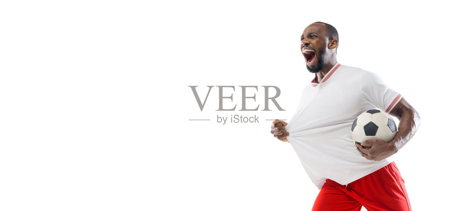 有趣的职业足球情绪，足球运动员孤立在白色的工作室背景，兴奋的游戏照片摄影图片