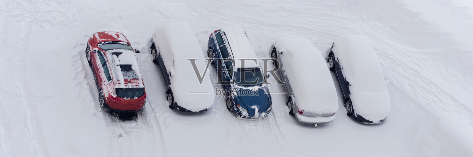 停车场上的汽车被大雪堆覆盖着照片摄影图片