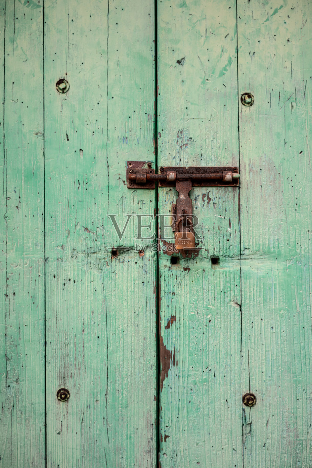 带链条和挂锁的蓝色门照片摄影图片