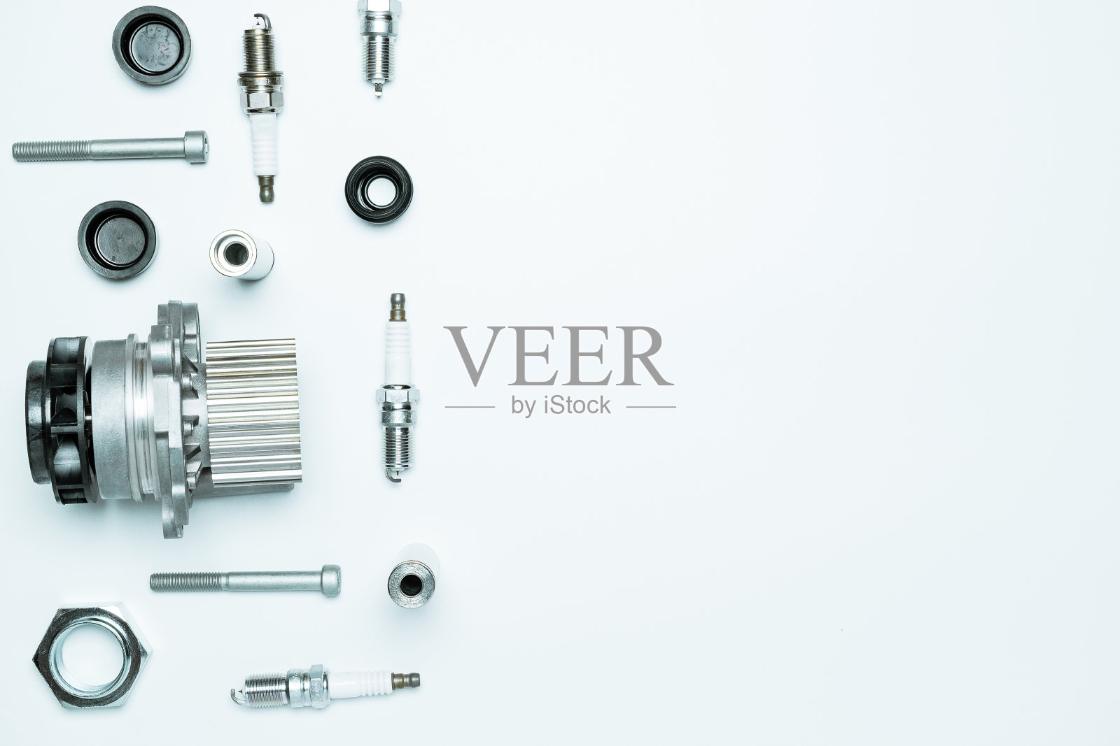 汽车发动机零部件。白色背景上的汽车机械备件或汽车零件。一套新的金属汽车零件。平铺，俯视图，拷贝空间。照片摄影图片