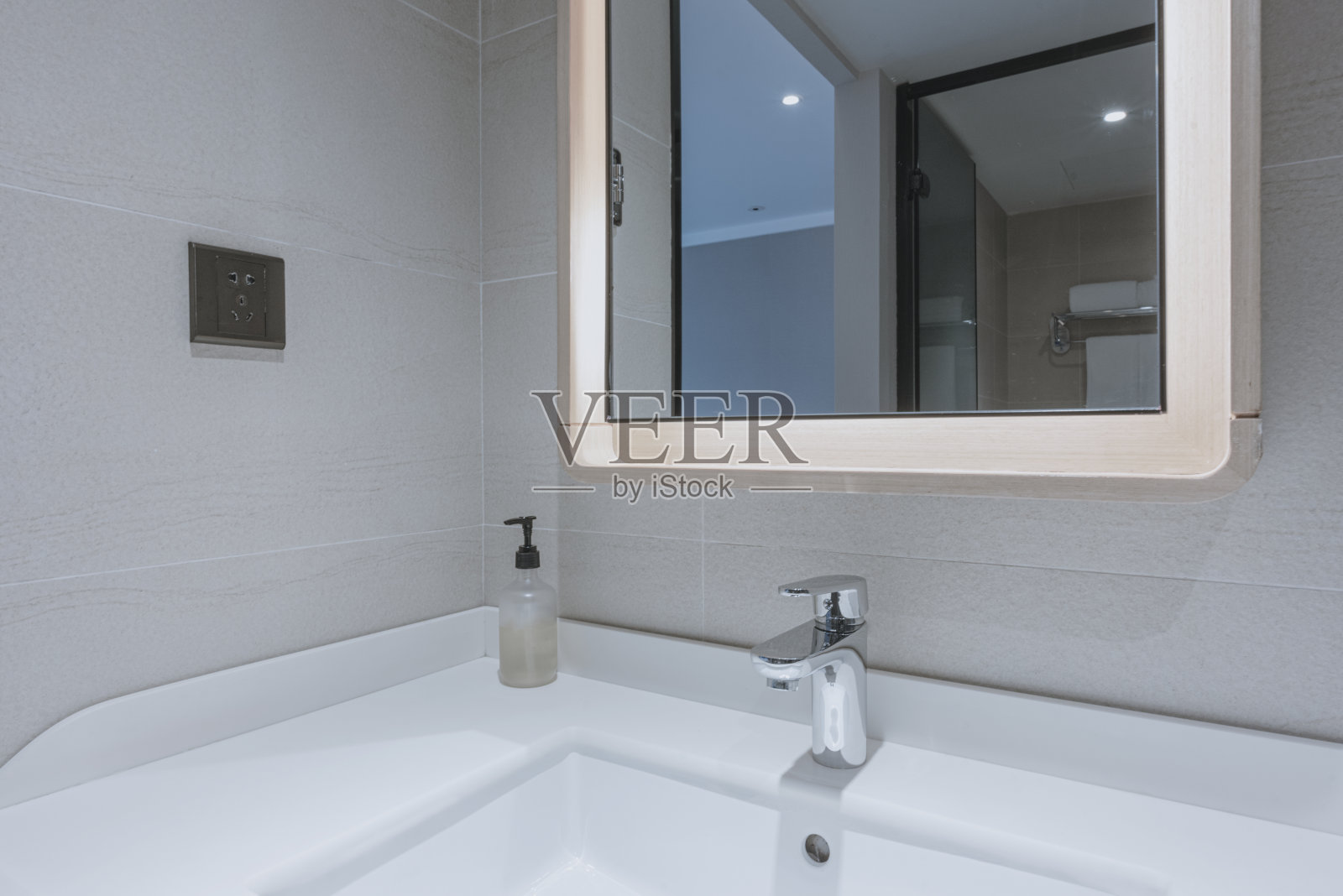 舒适整洁的卫生间设备照片摄影图片