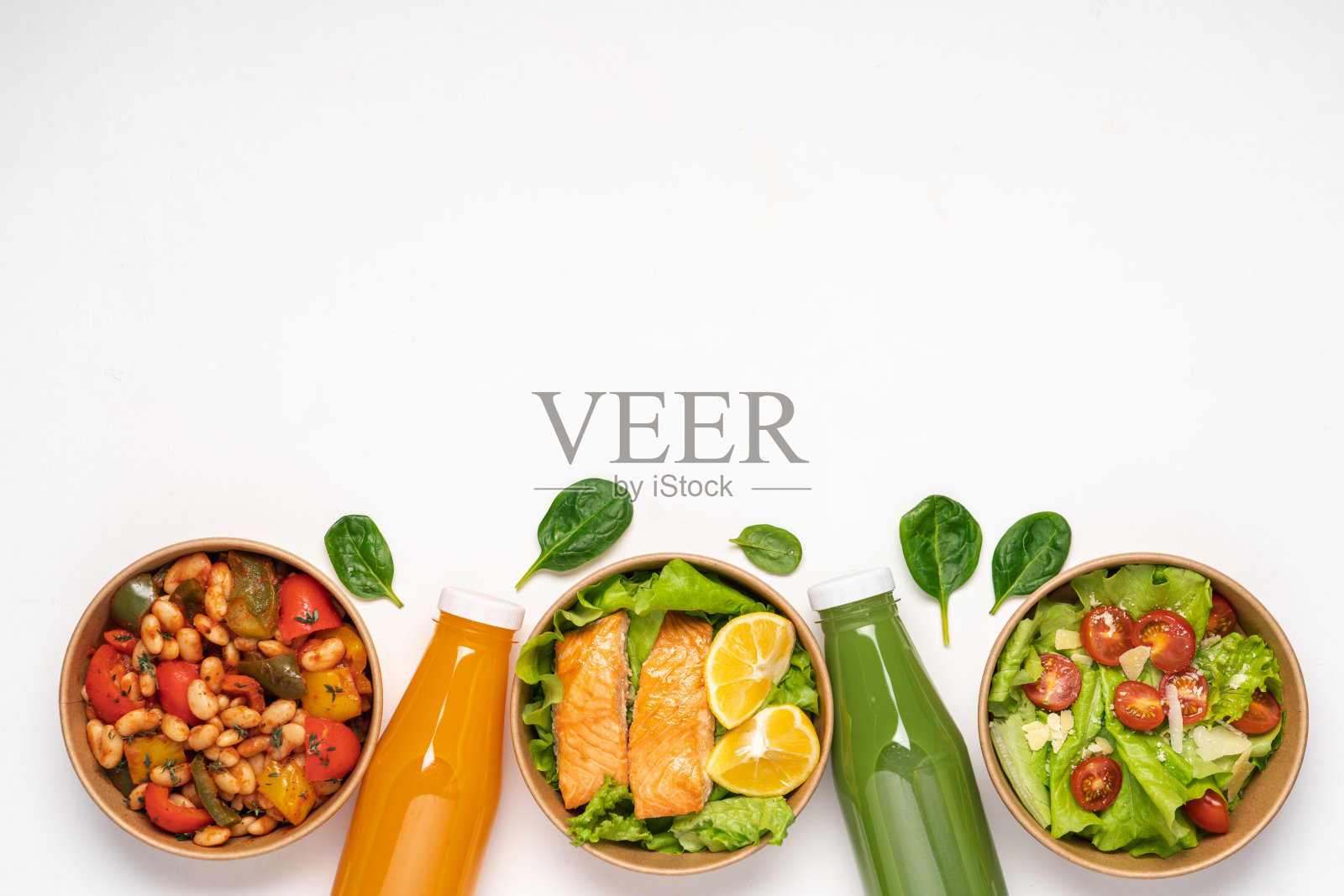 装健康外卖食品的纸盒。三文鱼，生菜，青椒配豆子照片摄影图片