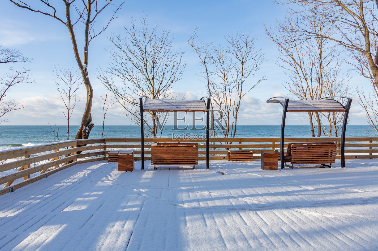 舒适的长椅在一个冬季度假小镇照片摄影图片