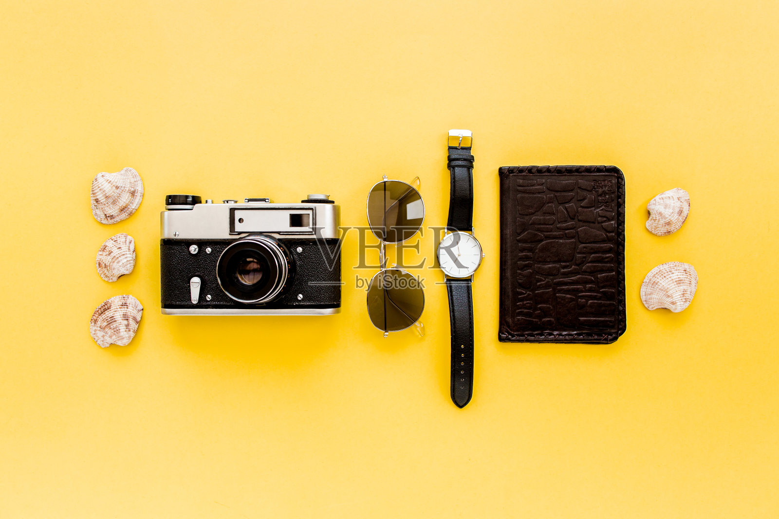 黄色背景的旅行者配件，相机和太阳镜。平躺，俯视图。夏天的背景照片摄影图片