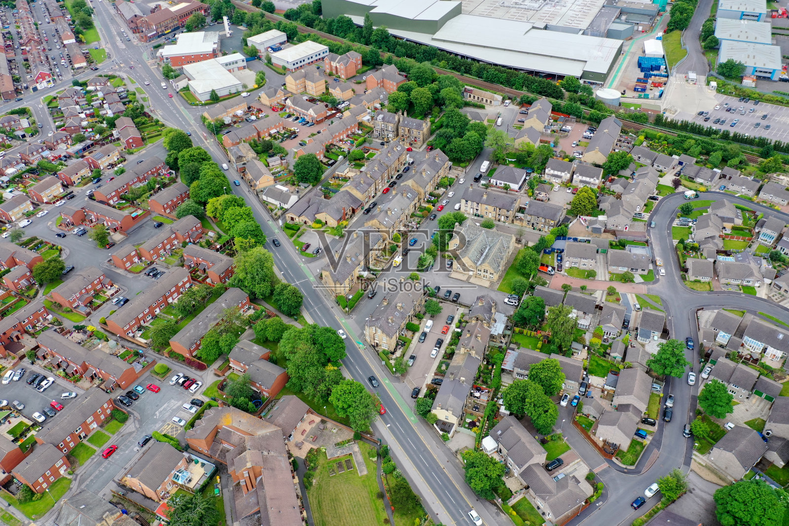 这是西约克郡利兹市帕德西村的航拍照片，展示了一个典型的英国住宅小区，摄于夏季炎热阳光明媚的一天照片摄影图片