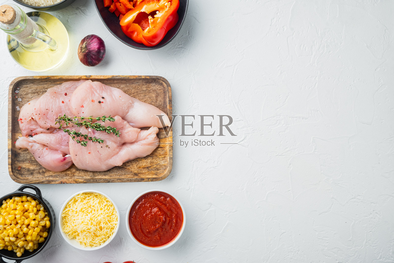 墨西哥食材鸡肉卷饭砂锅，白色背景，俯视图平放与文本复制空间照片摄影图片