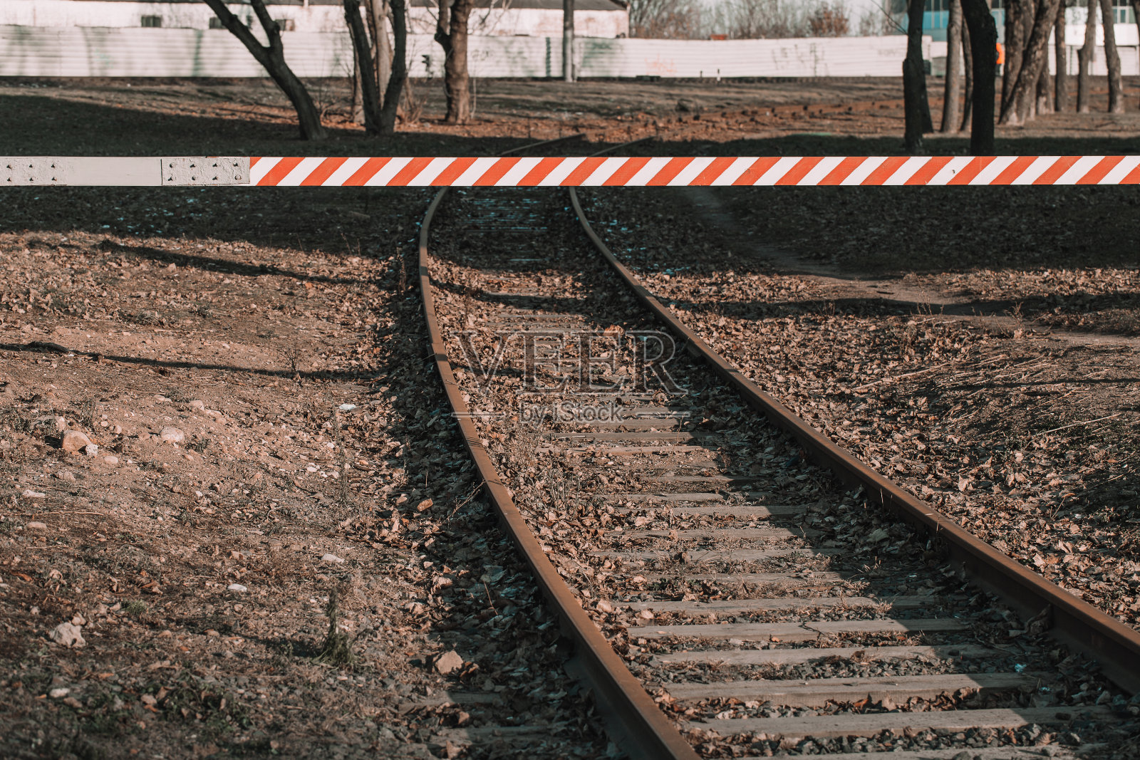 在要求的轨道上的铁路死胡同照片摄影图片