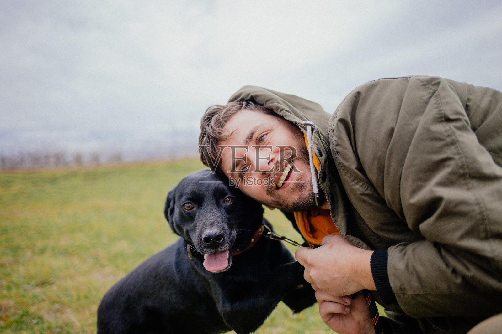 人与狗照片摄影图片