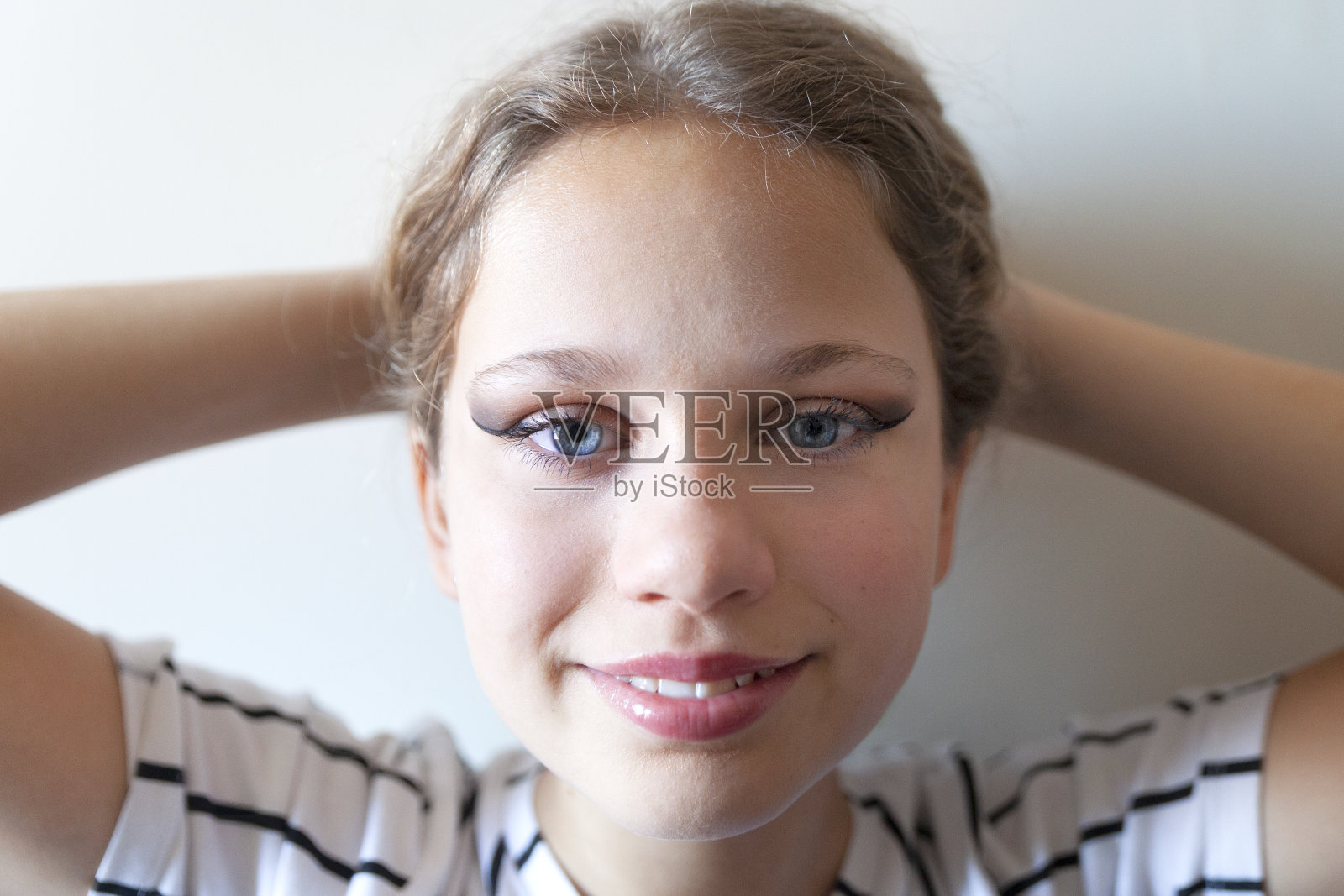 年轻女孩与蓝色眼睛肖像照片摄影图片