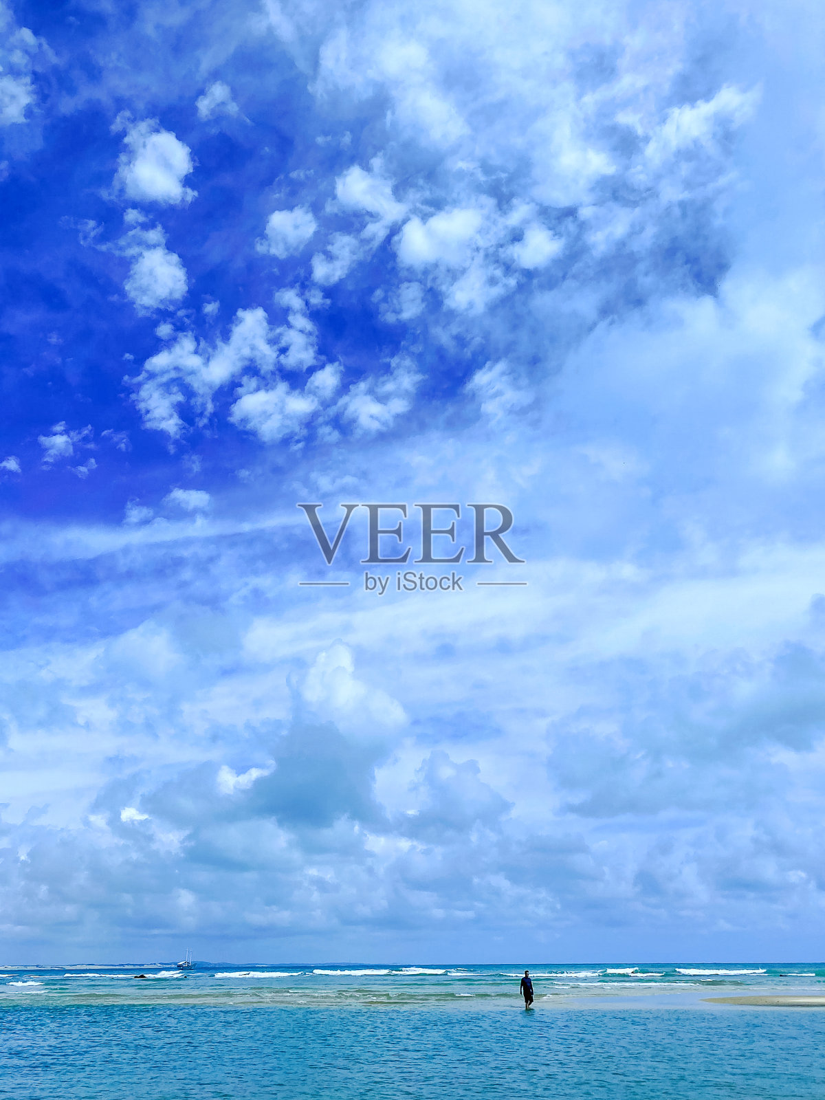 在巴西的一个海滩上捕捉到的蓝色阴影。照片摄影图片