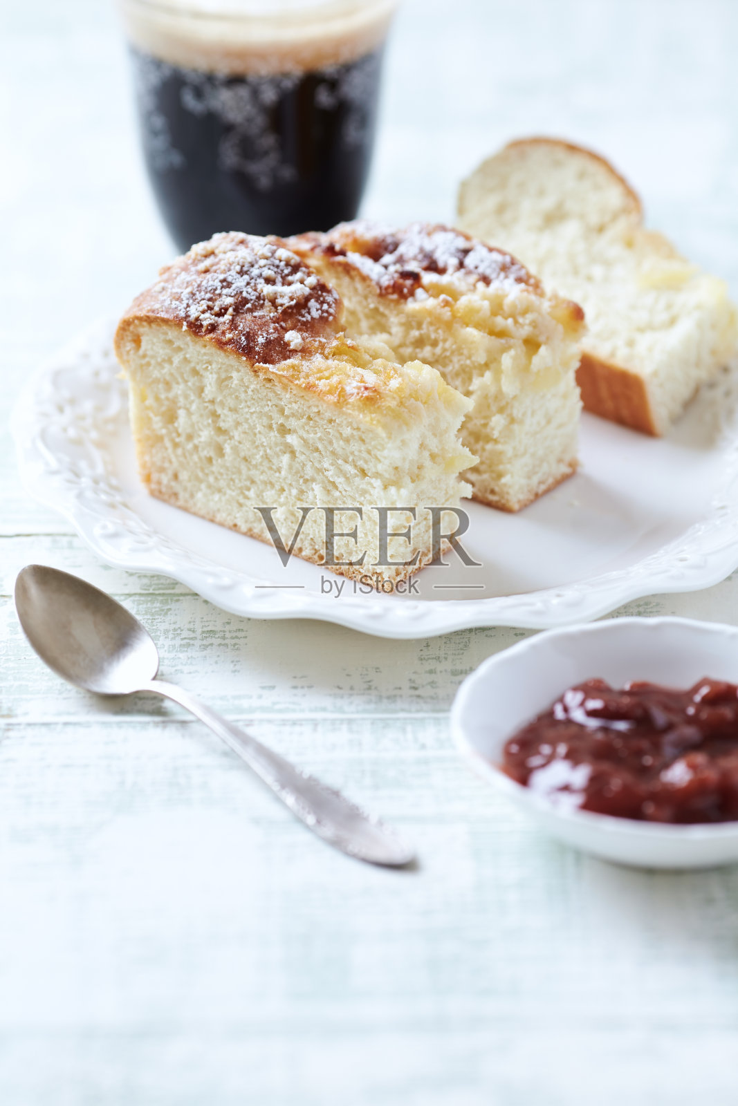 简单的酵母蛋糕在明亮的背景。关闭了。照片摄影图片