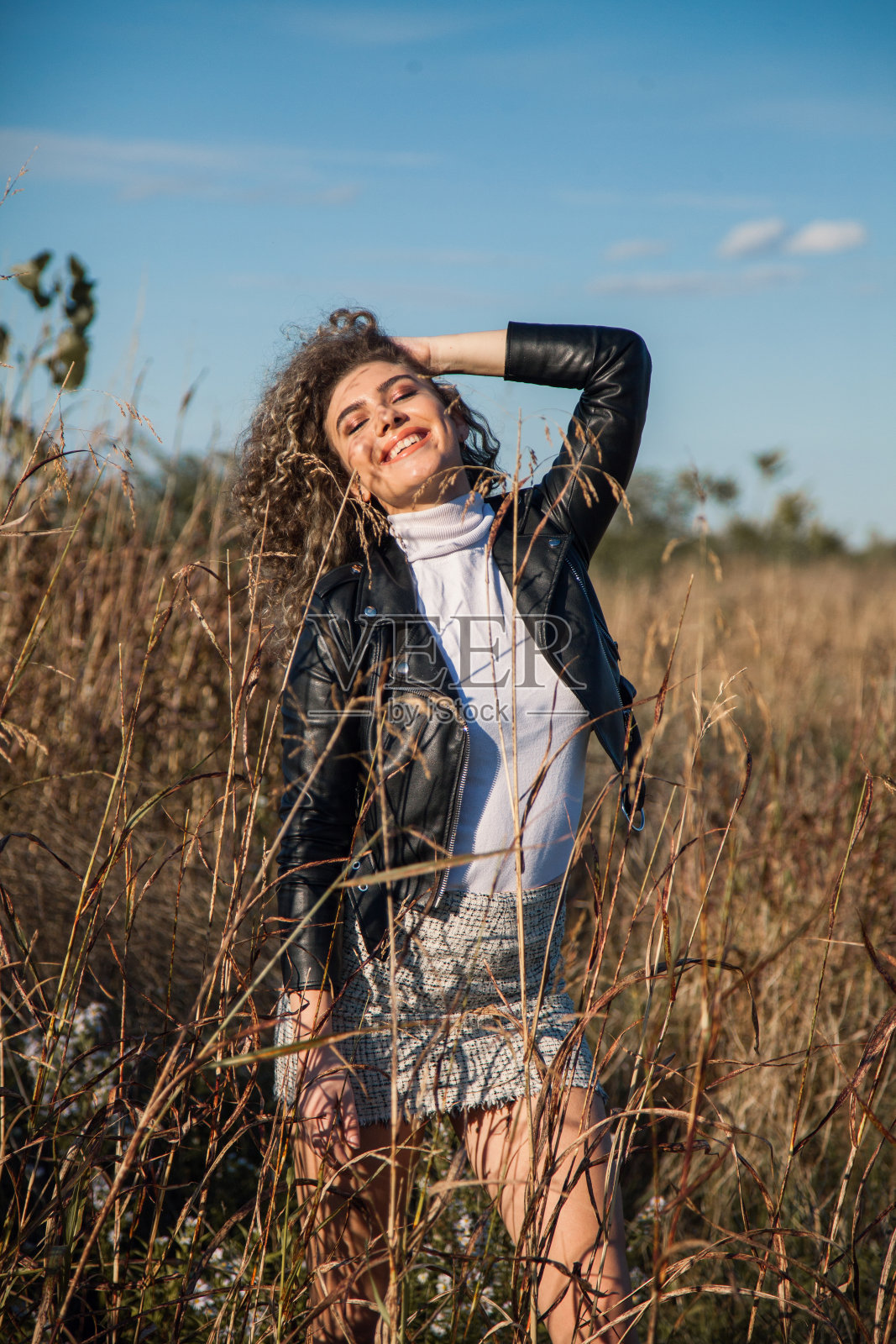 年轻女孩的肖像与卷发在自然照片摄影图片