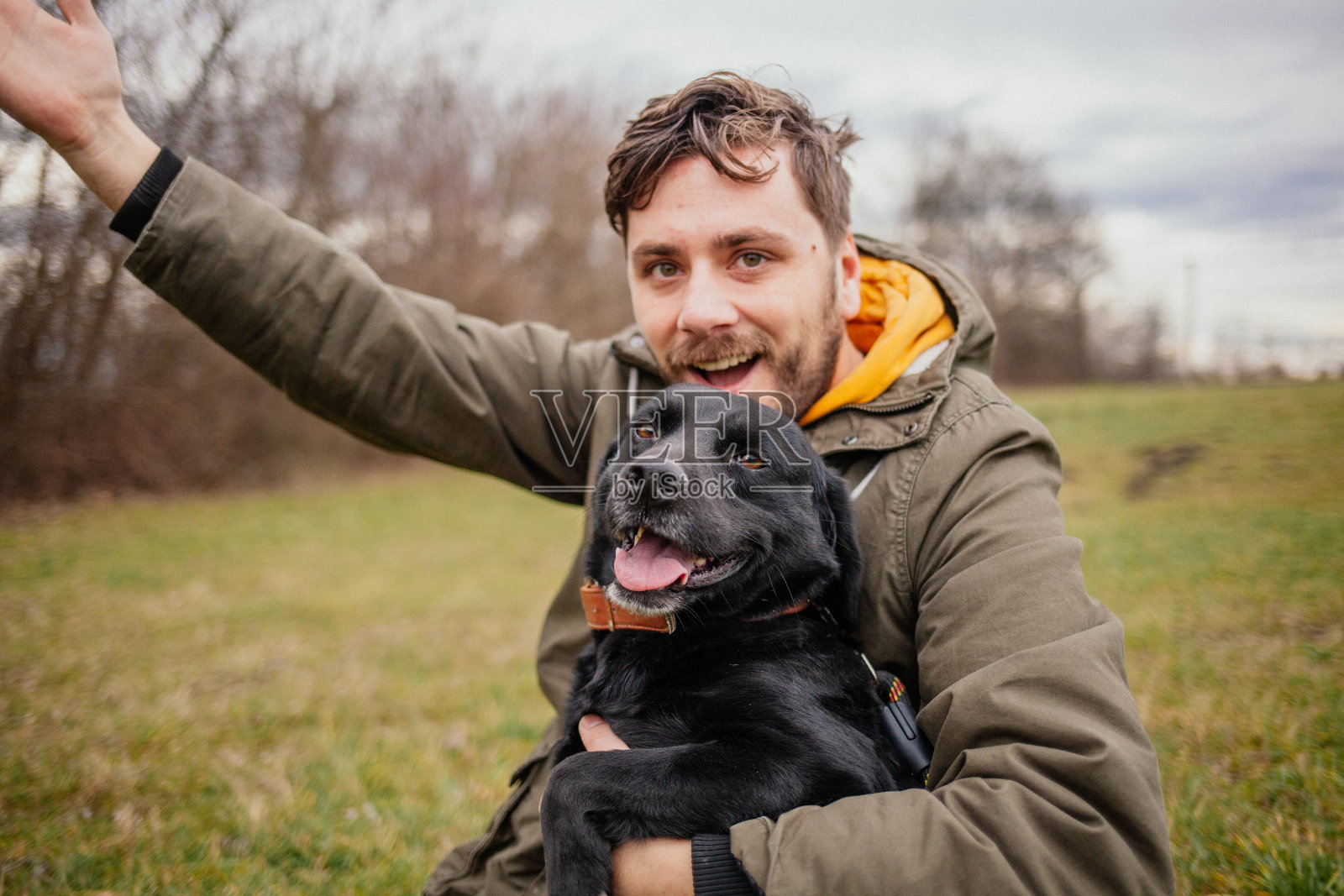 人与狗照片摄影图片