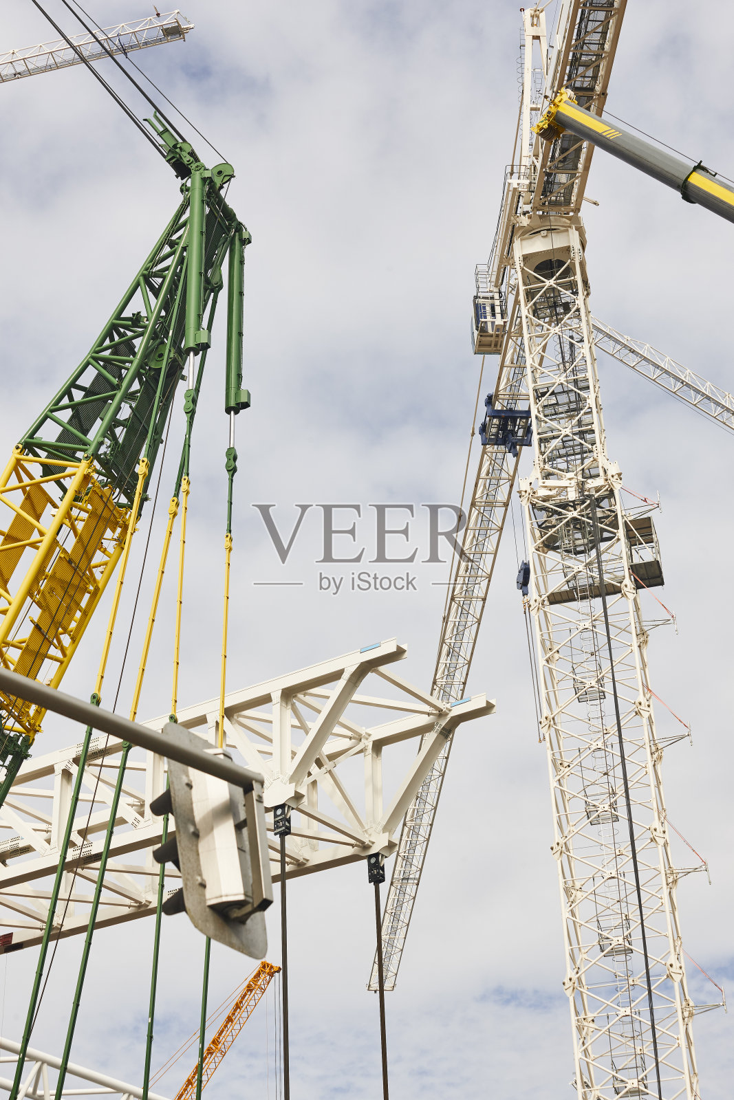 白色天空下的伸缩起重机。建筑行业照片摄影图片