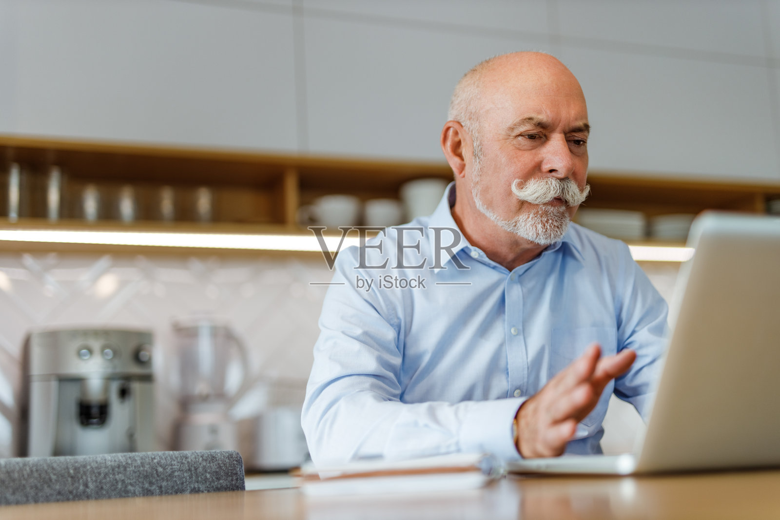 建立网络，保持社交距离。照片摄影图片