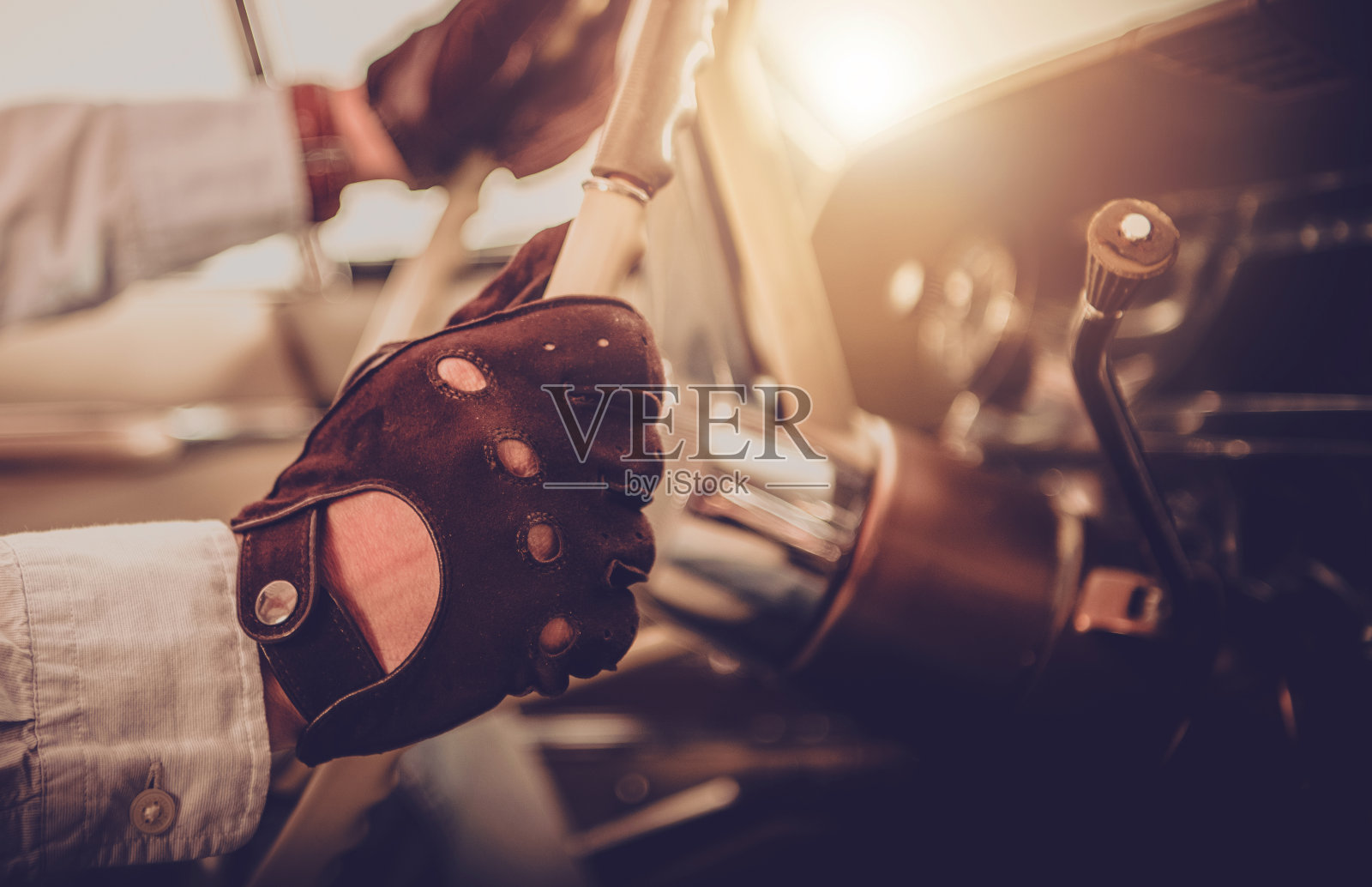 双手放在经典汽车方向盘上照片摄影图片