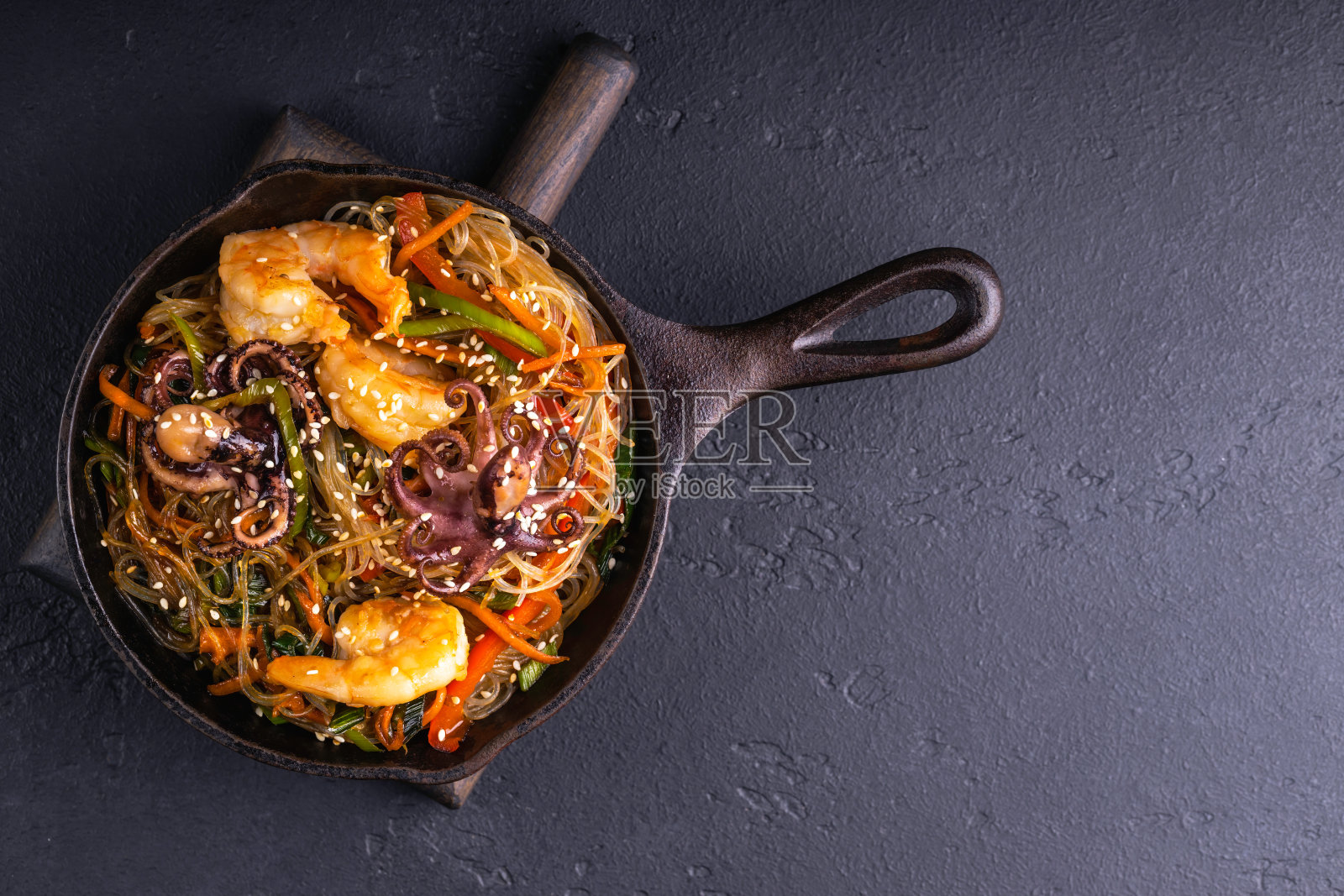 海鲜面条。照片摄影图片