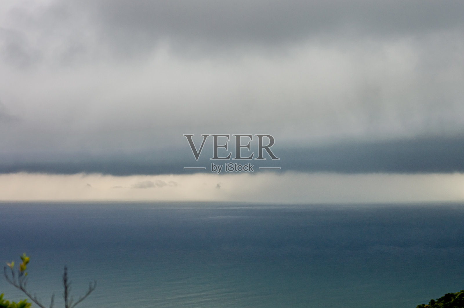 巨大的雨云接近大海照片摄影图片