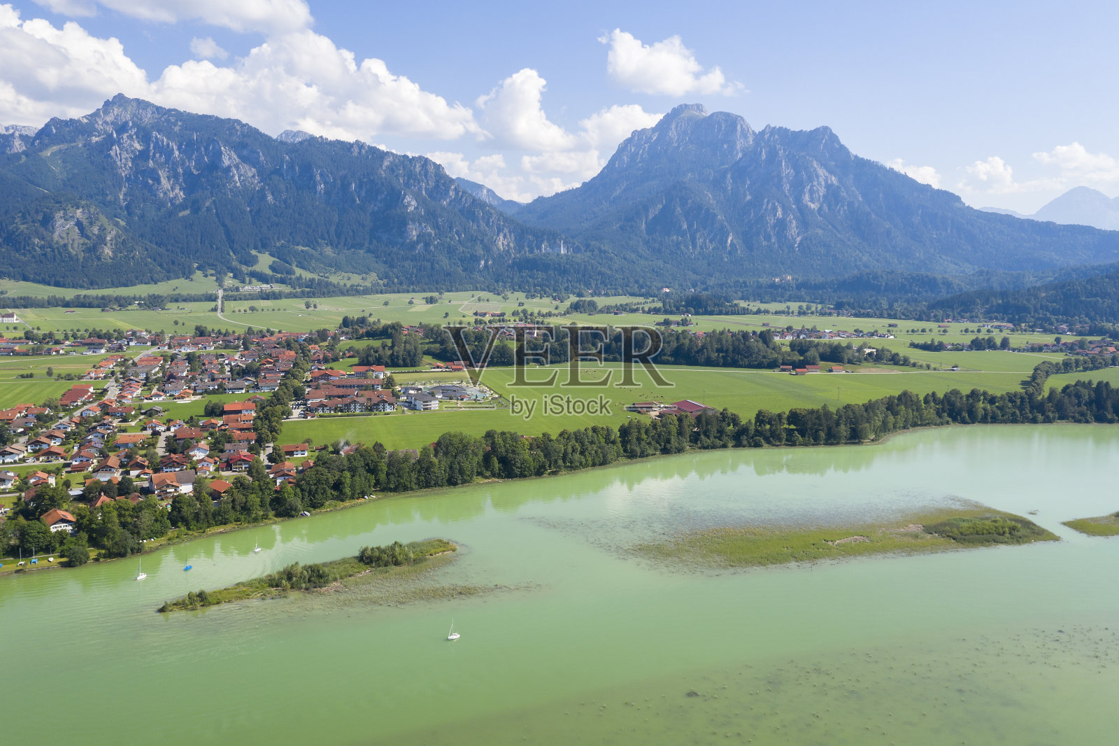 空中景观与湖泊和阿尔卑斯山照片摄影图片
