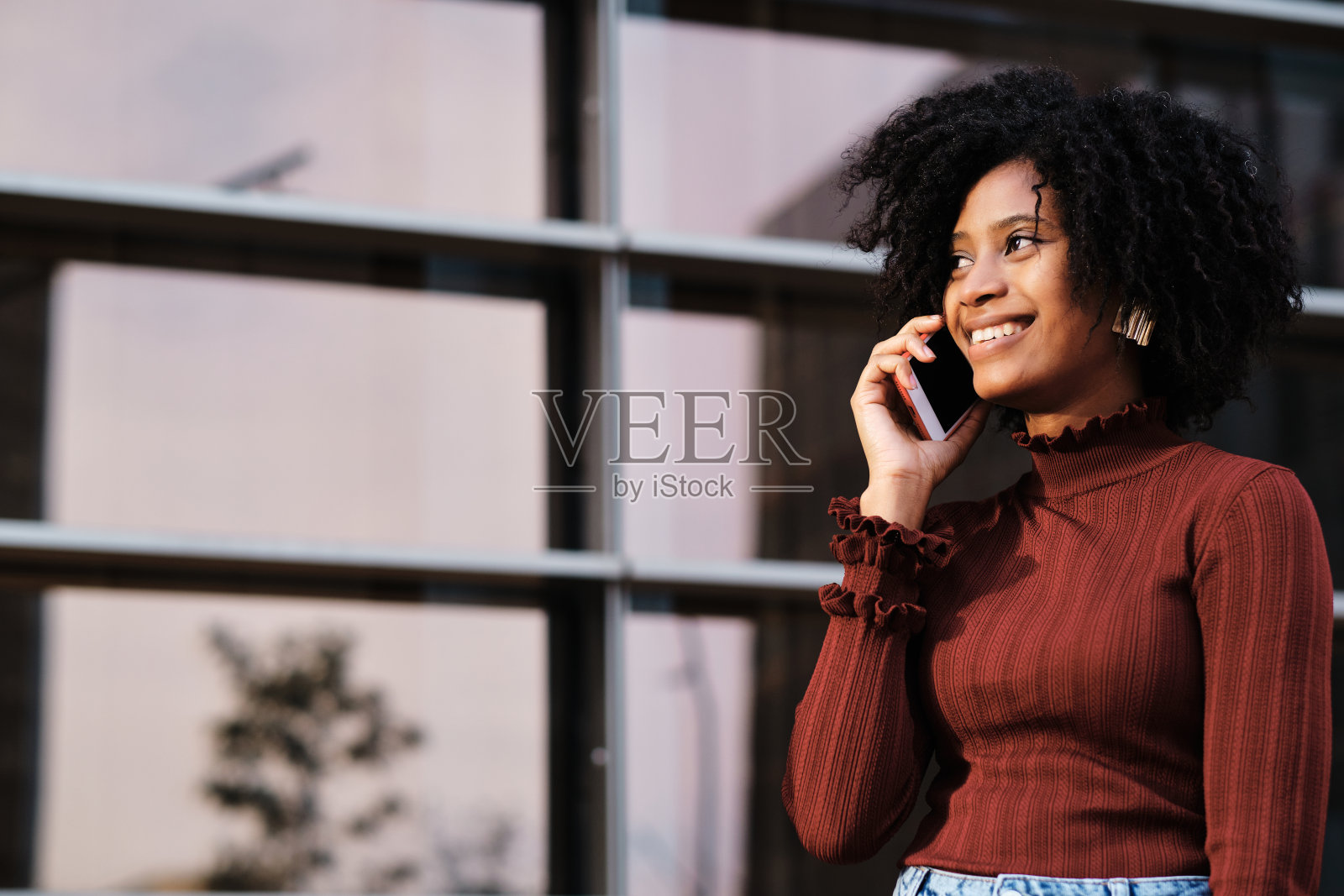 在户外打电话的女商人。照片摄影图片