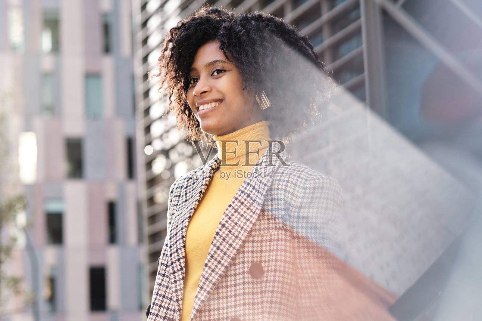非裔美国妇女在户外微笑。照片摄影图片