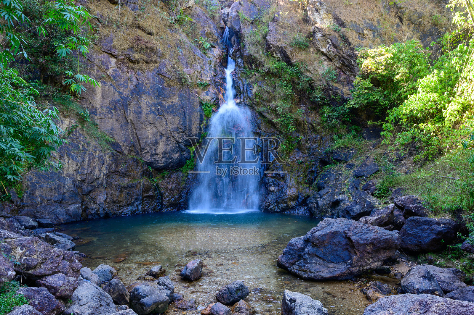 Chokkradin瀑布，泰国北碧府碧洛克的通Pha Phum国家公园的著名瀑布照片摄影图片