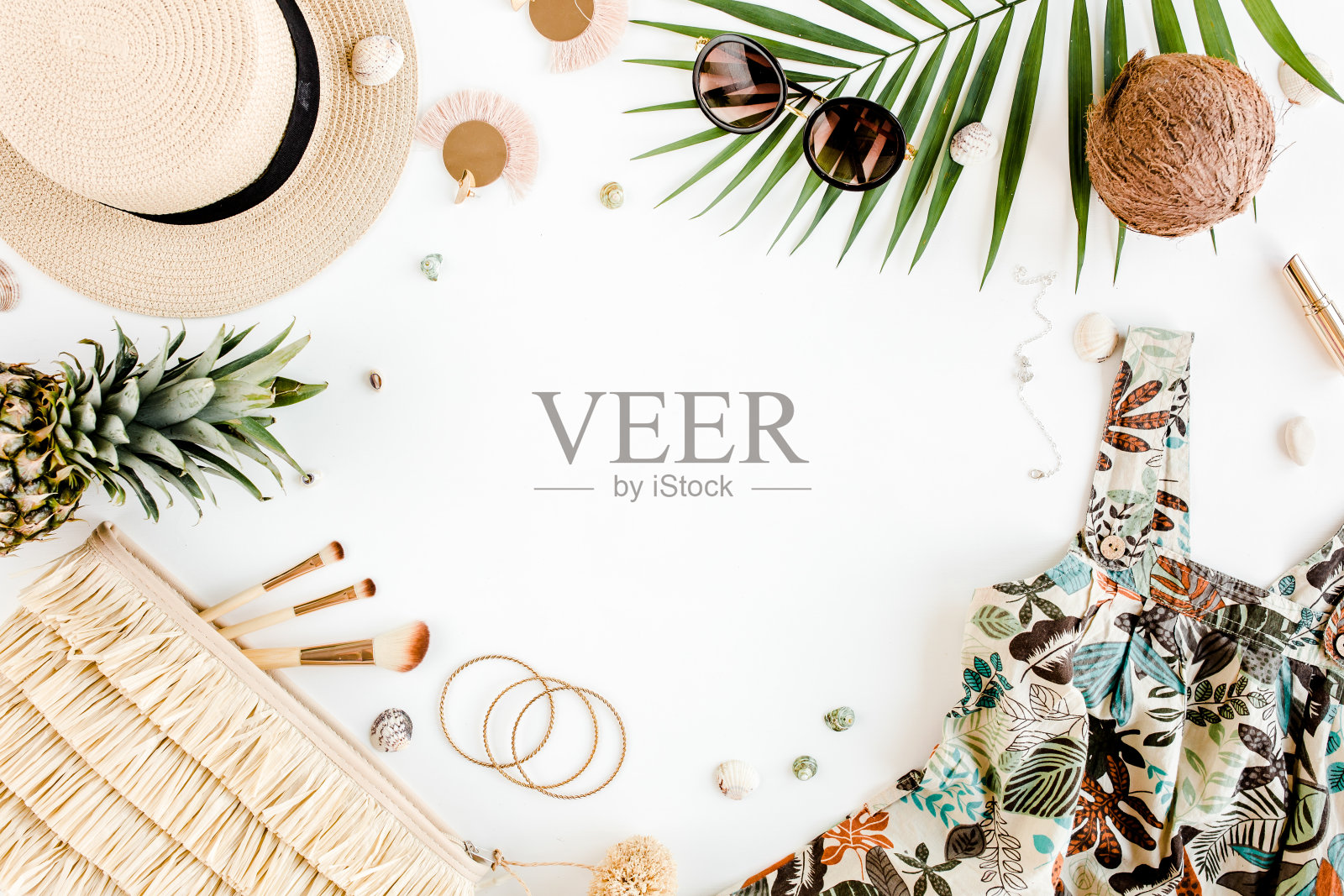 女士沙滩配饰:热带印花泳装，粉色草帽。夏天的背景。平躺照片摄影图片