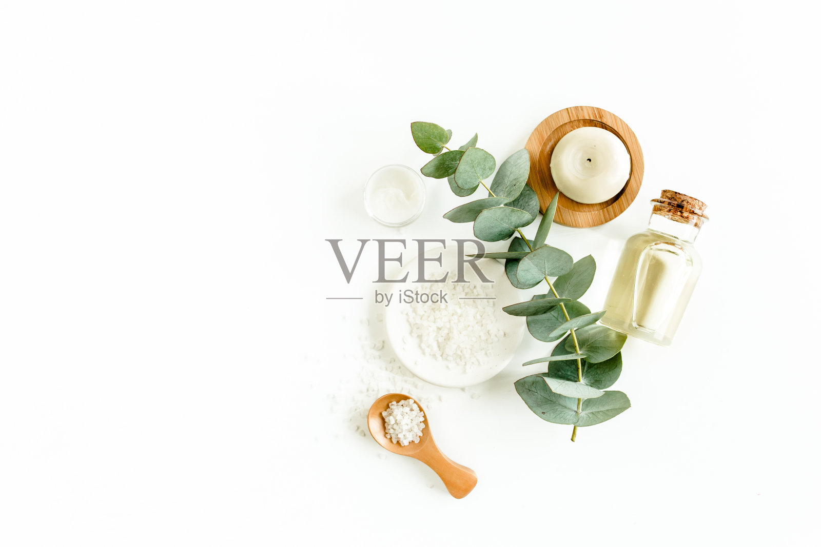 瓶桉树精油，桉树叶子在白色的背景。天然有机化妆品产品。平躺，俯视图照片摄影图片