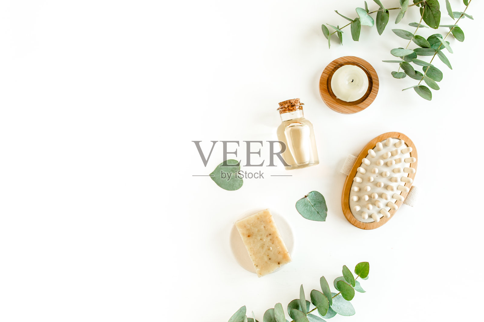 水疗中心的背景。天然，有机水疗化妆品，环保浴室配件，桉树叶。白底护肤理念照片摄影图片